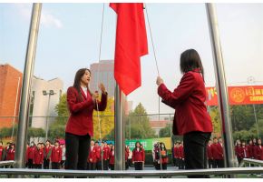 老女人操逼视频网站升旗仪式：凝心聚力，同心向党